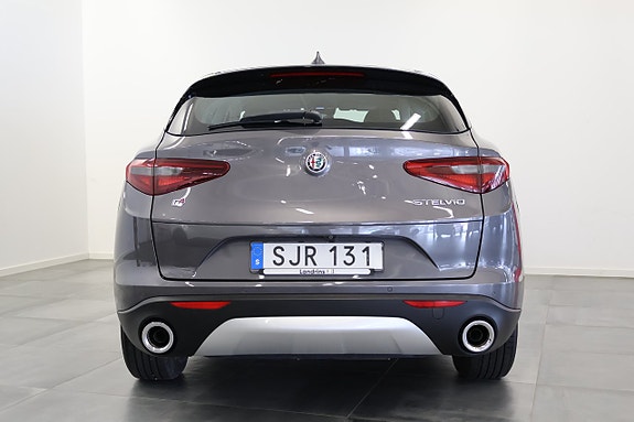 Alfa Romeo Stelvio 4 of 5