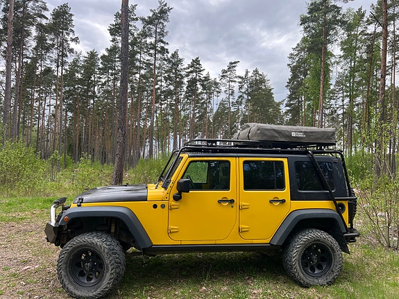 Jeep Wrangler Unlimited 2 of 5