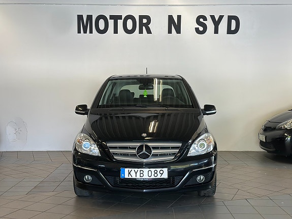 Mercedes-Benz B180 3 of 5
