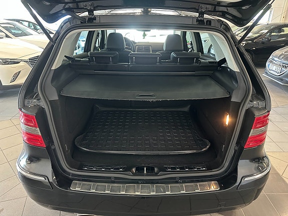 Mercedes-Benz B180 4 of 5