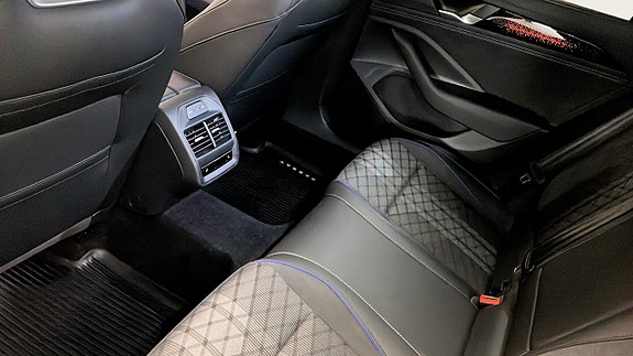 Volkswagen Passat 12 of 14