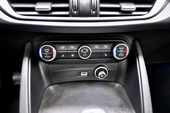 Alfa Romeo Stelvio 23 of 25