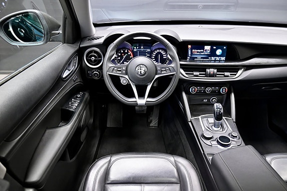 Alfa Romeo Stelvio 17 of 25