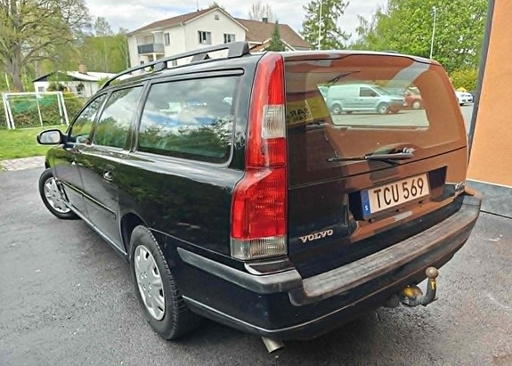 Volvo V70 2 of 5