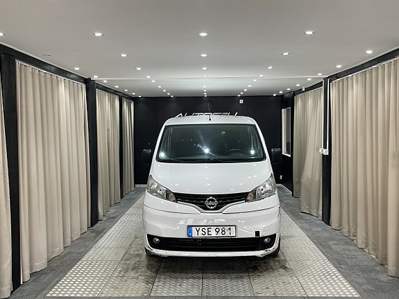 Nissan NV200 2 of 5