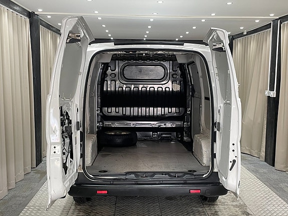 Nissan NV200 8 of 14