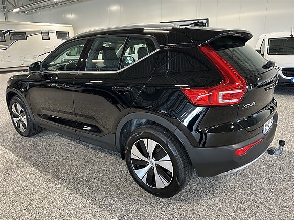 Volvo XC40 2 of 5