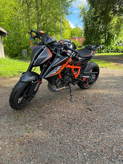 KTM 1290 Super Duke R 3 of 4