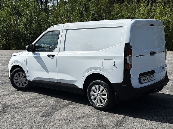 Ford Transit Courier 3 of 5