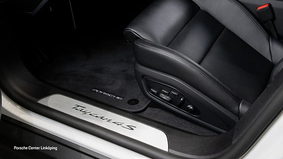 Porsche Taycan 4S 20 of 26