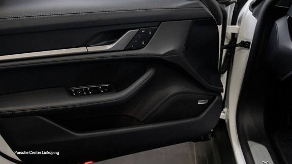 Porsche Taycan 4S 21 of 26