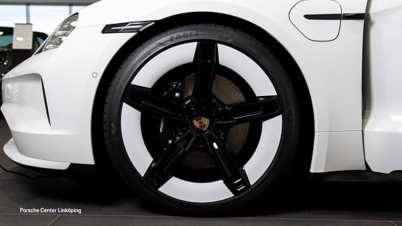 Porsche Taycan 4S 9 of 26