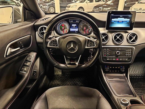 Mercedes-Benz CLA220 2 of 5