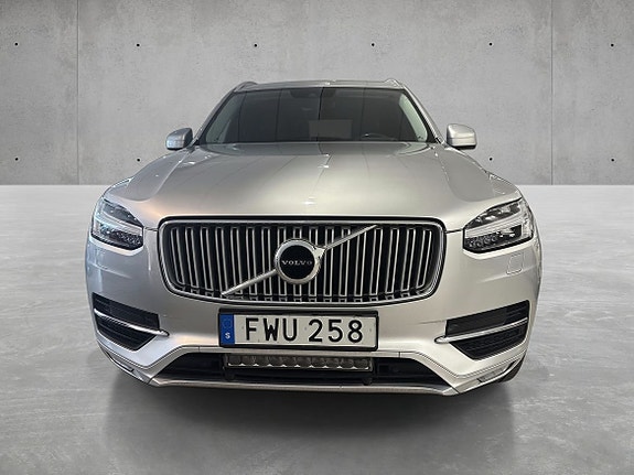Volvo XC90 2 of 13