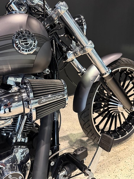Harley-Davidson Breakout Vance&Hines I Adaptiv LED I Lejonkulan I Screaming 5 of 10
