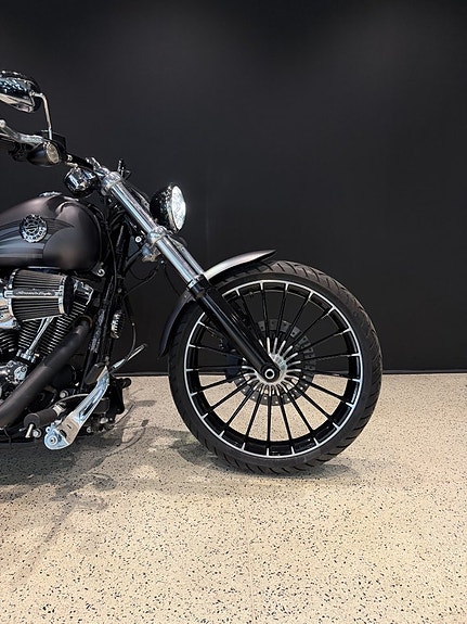 Harley-Davidson Breakout Vance&Hines I Adaptiv LED I Lejonkulan I Screaming 3 of 10