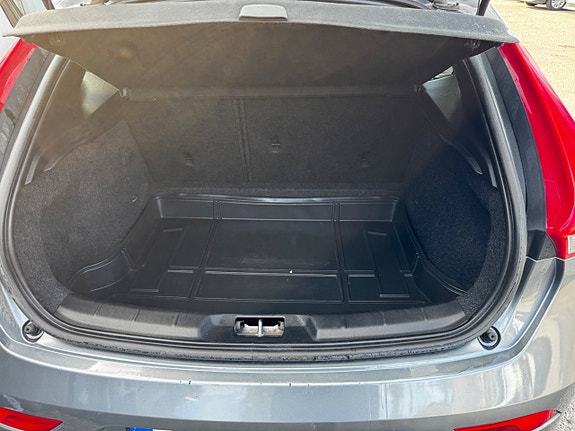 Volvo V40 8 of 19