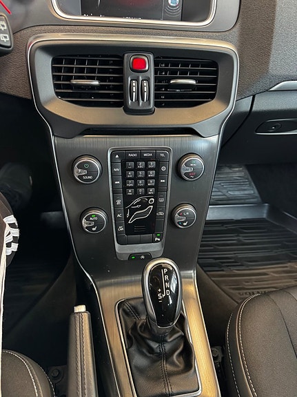 Volvo V40 9 of 19