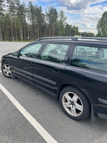 Volvo V70 2 of 15