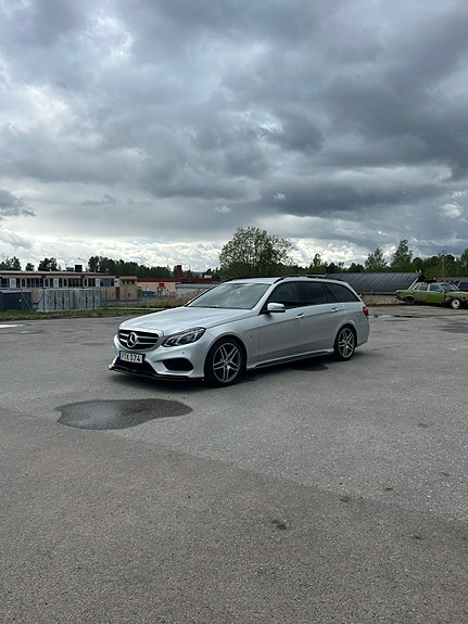 Mercedes-Benz E220 2 of 6