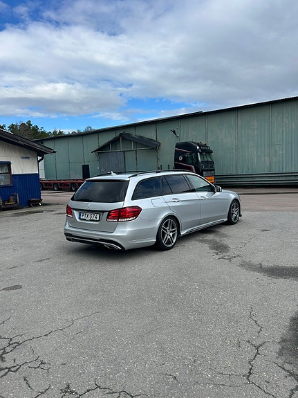 Mercedes-Benz E220 4 of 6