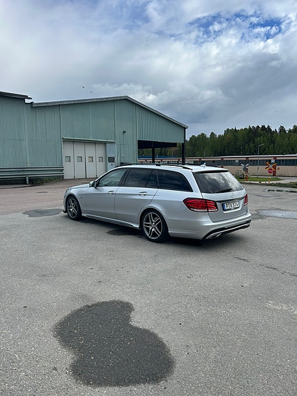 Mercedes-Benz E220 3 of 6