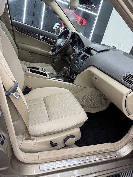 Mercedes-Benz C200 8 of 9