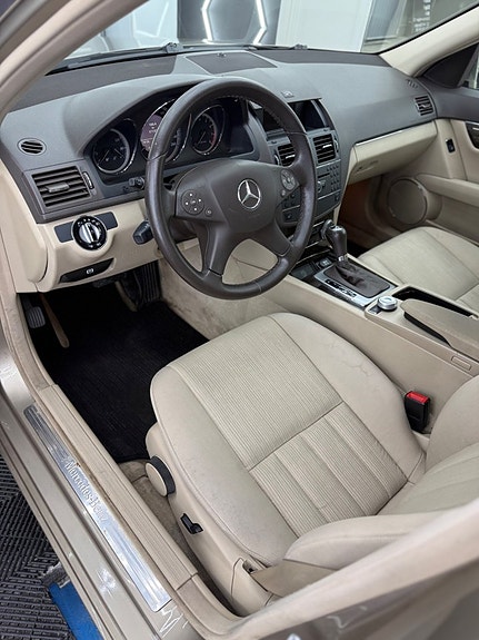 Mercedes-Benz C200 6 of 9