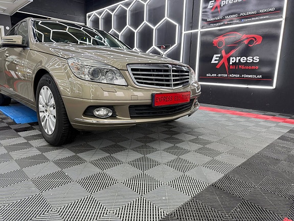 Mercedes-Benz C200 2 of 5
