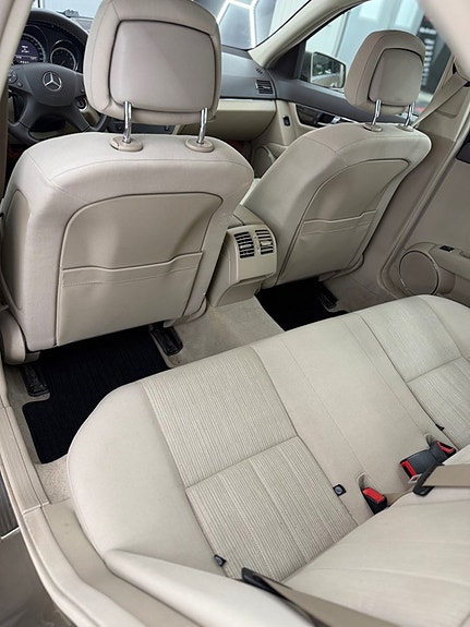 Mercedes-Benz C200 7 of 9