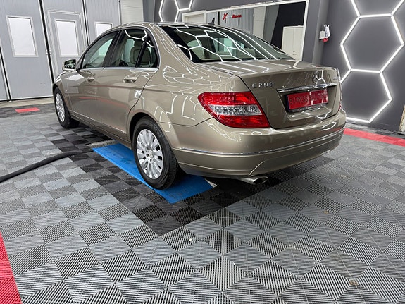 Mercedes-Benz C200 3 of 5