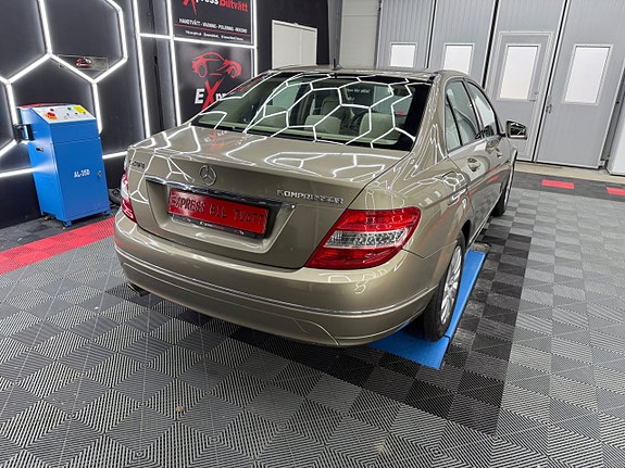 Mercedes-Benz C200 4 of 5