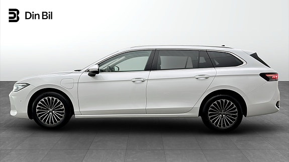 Volkswagen Passat 2 of 5