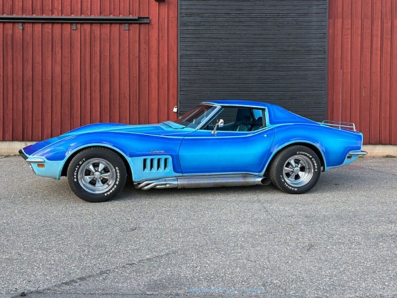 Chevrolet Corvette 2 of 5