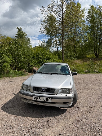 Volvo V40 2 of 5