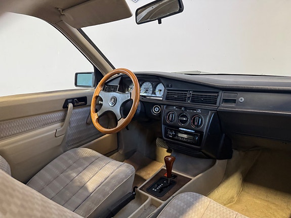 Mercedes-Benz 190 15 of 20