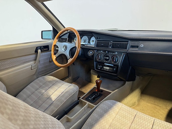 Mercedes-Benz 190 18 of 20