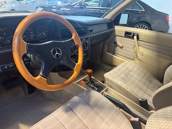 Mercedes-Benz 190 13 of 20