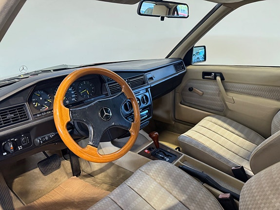 Mercedes-Benz 190 16 of 20