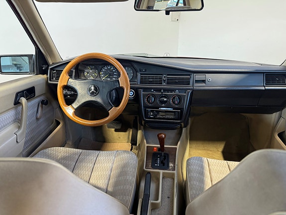 Mercedes-Benz 190 14 of 20