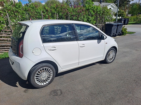 Volkswagen UP! 2 of 5