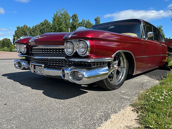 Cadillac Sedan DeVille 5 of 12