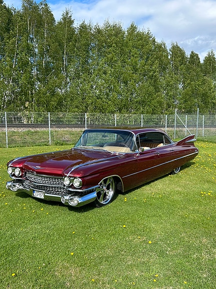 Cadillac Sedan DeVille 2 of 5