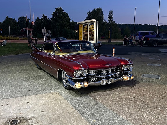 Cadillac Sedan DeVille 3 of 12