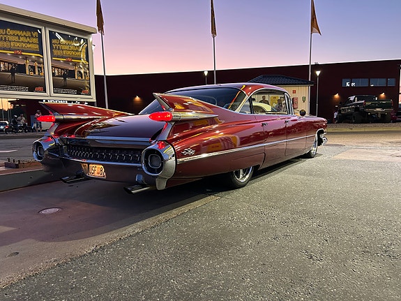 Cadillac Sedan DeVille 6 of 12