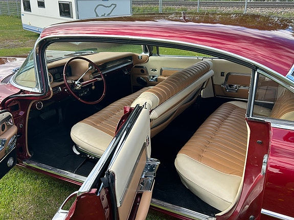 Cadillac Sedan DeVille 3 of 5