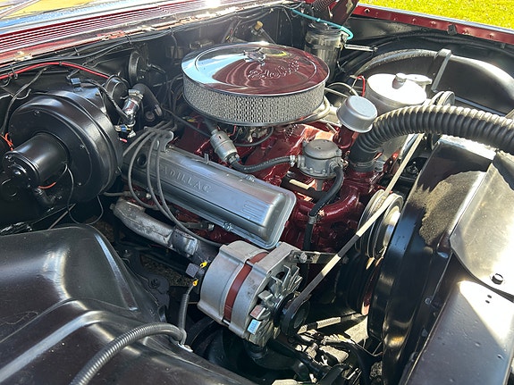 Cadillac Sedan DeVille 7 of 12
