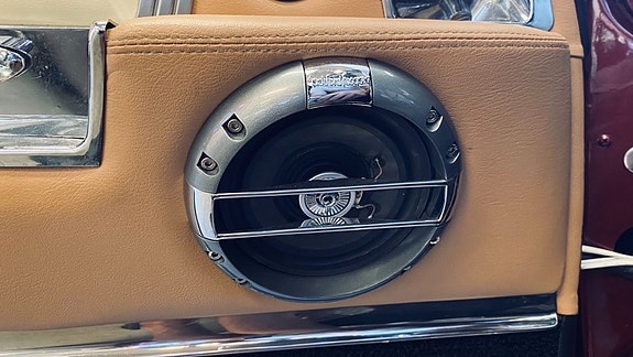 Cadillac Sedan DeVille 9 of 12