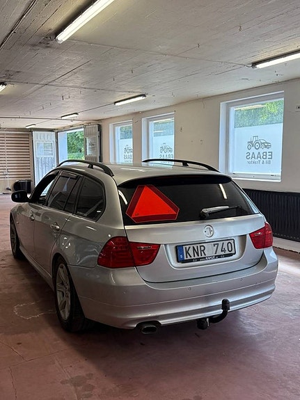 BMW 318d 2 of 5