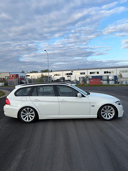 BMW 320d 2 of 5